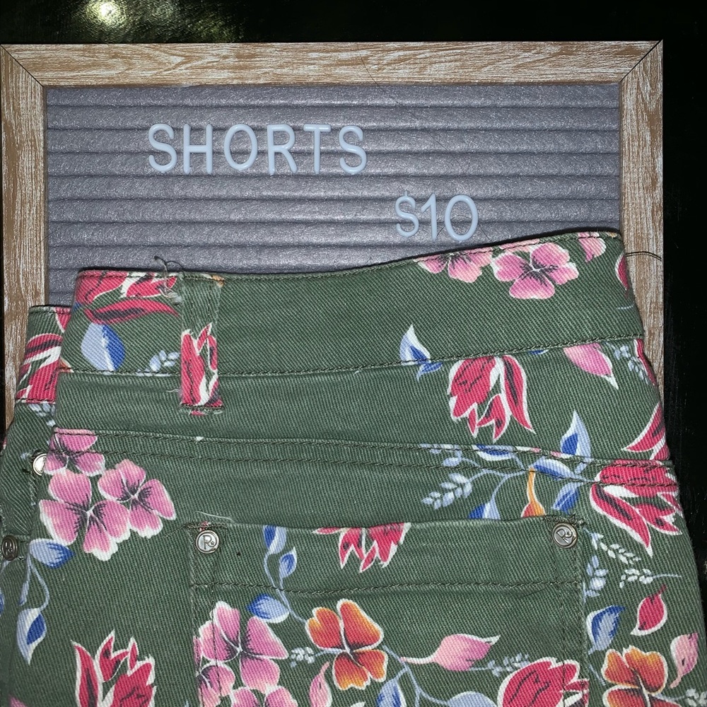 Shorts - Picture 2 of 4